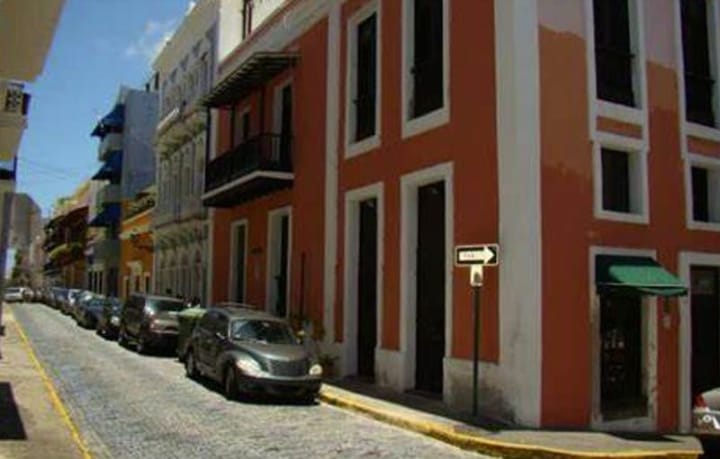 Vecinos del Viejo San Juan expiden boletos de estacionamiento